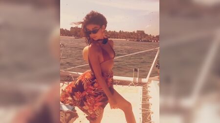 Sarah Hyland sur un bateau, vêtue d'un haut de bikini sexy