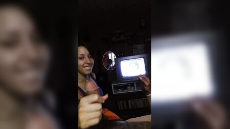 Une jeune fille qui suce avec délectation