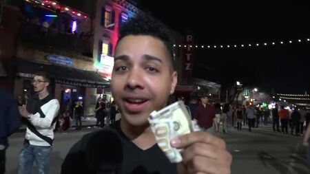 Des filles qui montrent leurs seins devant la caméra en public pour 100 $ __ 1080p