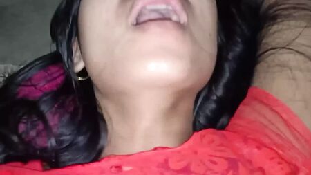 Une jeune Indienne aux cheveux courts et bouclés, d'un blond cendré, vêtue d'un churidar rouge et portant un foulard
