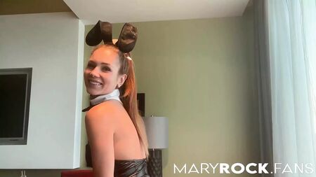 Le lapin malpropre trouve la meilleure carotte qui soit