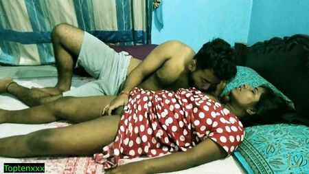Une adolescente tamoule sexy dans une scène de sexe romantique dans une chambre d'hôtel, avec une bande-son en hindi