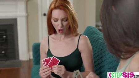 Ma demi-sœur a insisté pour qu'on joue au strip-poker