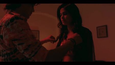 Les seins d'Aditi Pohankar pressés