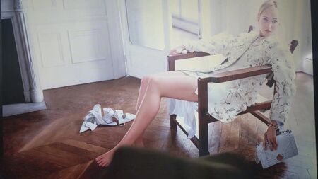 Hommage au sperme sur les pieds de Jennifer Lawrence