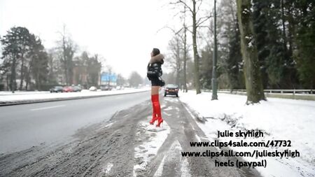 Une prostituée en cuissardes rouges et doudoune Moncler