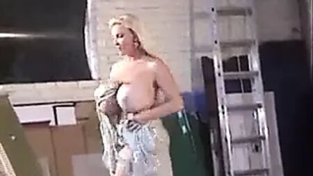 Retour sur une mannequin aux gros seins