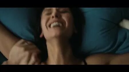 Nina Dobrev se fait baiser au lit en position du missionnaire