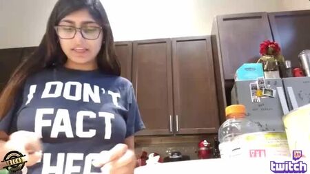 C'est-du-véritable-Mia-Khalifa-show-en-direct!.mp4