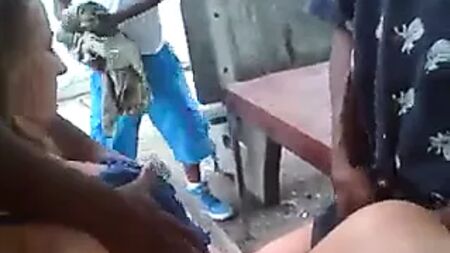 Une fille facile se laisse peloter par des hommes en public, en plein air