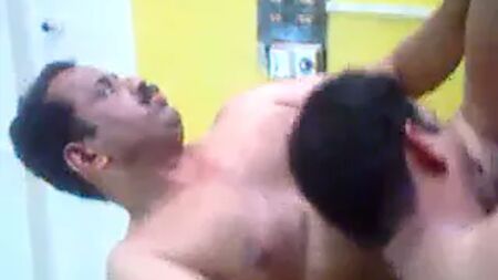 Un papa indien se fait sucer