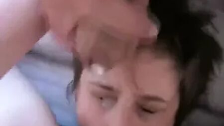 Une cuckqueen soumise, léchée et recouverte de sperme