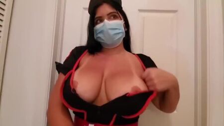 Une infirmière aux formes généreuses aide un patient à soulager son érection chronique