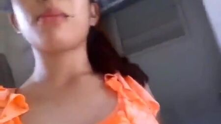 Une jolie fille se montre nue