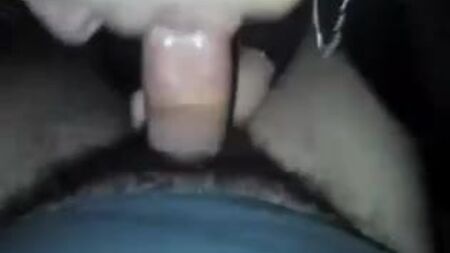 Une maman en train de faire une fellation
