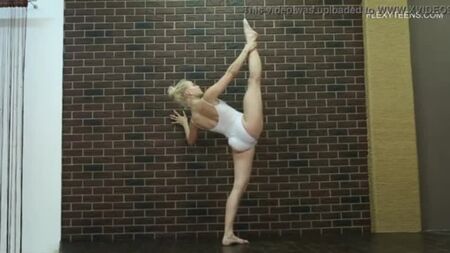 La gymnaste sexy et nue, Dora