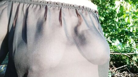 une tenue composée d'un chemisier transparent sans soutien-gorge
