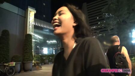 Une jolie jeune prostituée thaïlandaise ramassée dans la rue et prise sans préservatif