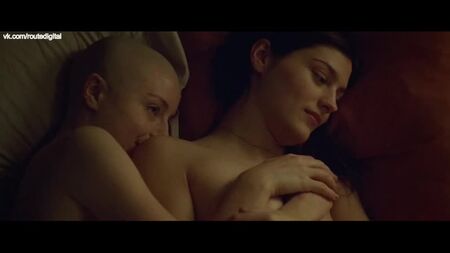 Kacey Rohl, Amber Anderson nues - White Lie (2019) HD 1080p Regarder en ligne / Kacey Rohl, Amber Anderson - Un mensonge pour sauver la situation