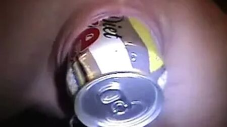 Une MILF percée, avec un énorme anneau sur le capuchon de son clitoris et une bouteille dans