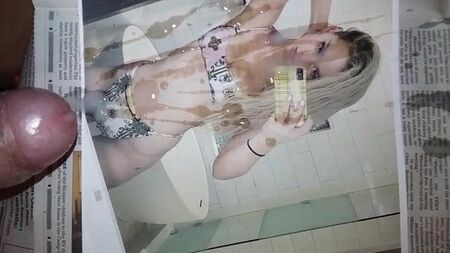 J'ai giclé une bonne dose sur le corps en bikini de Dove Cameron