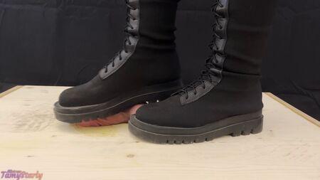 Fellation agressive avec des bottes montant jusqu'aux genoux - CBT, piétinement, écrasement, domination féminine, fellation avec des chaussures