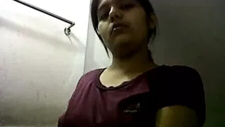 Une jeune fille de Mumbai se déshabille et prend un selfie