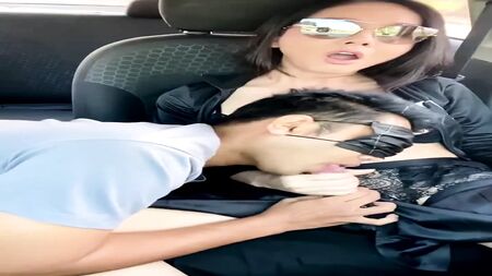 Une ladyboy sexy éjacule dans la bouche d'un mec