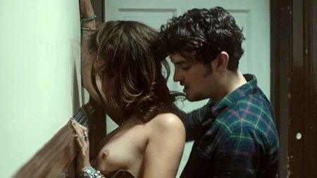 Scène de sexe topless de Stella Maeve sur ScandalPlanetCom