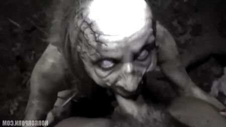 HorrorPorn : un homme baise deux faux zombies (porno, sexe, hardcore, fellation, trio, intégral, xxx, couples, seins, cul, fellation, cunnilingus)