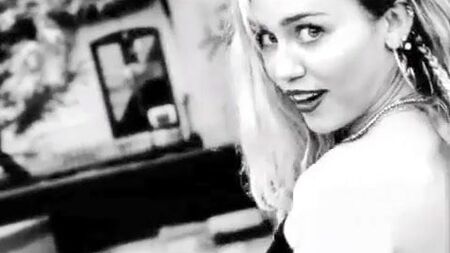 Miley Cyrus : un incident vestimentaire et une tenue transparente en coulisses