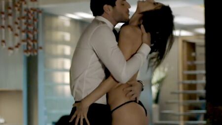 Scène de sexe avec Alessandra Ambrosio nue dans « Verdades Secretas »