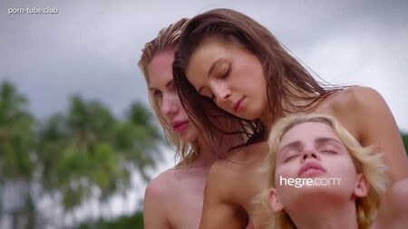 Ariel Marika, Melena Maria et Rya : un trio tropical tout nu